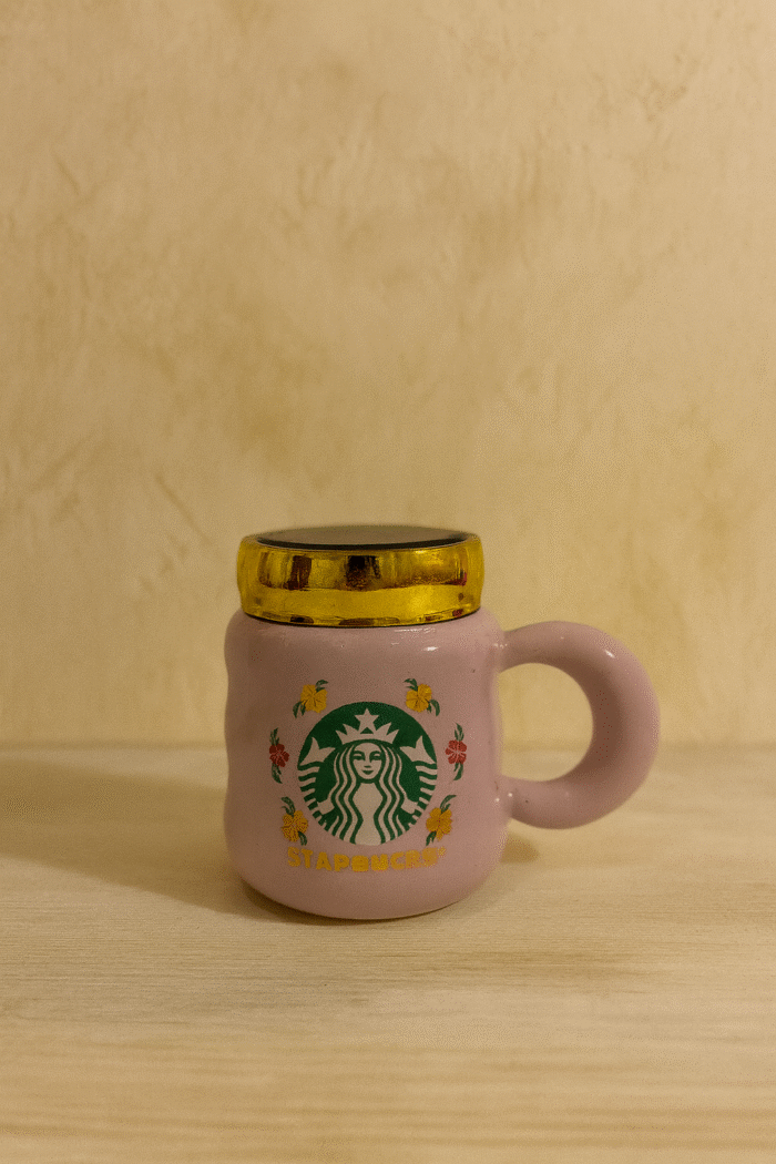 ماگ در آیینه‌ای استارباکس - Image 3