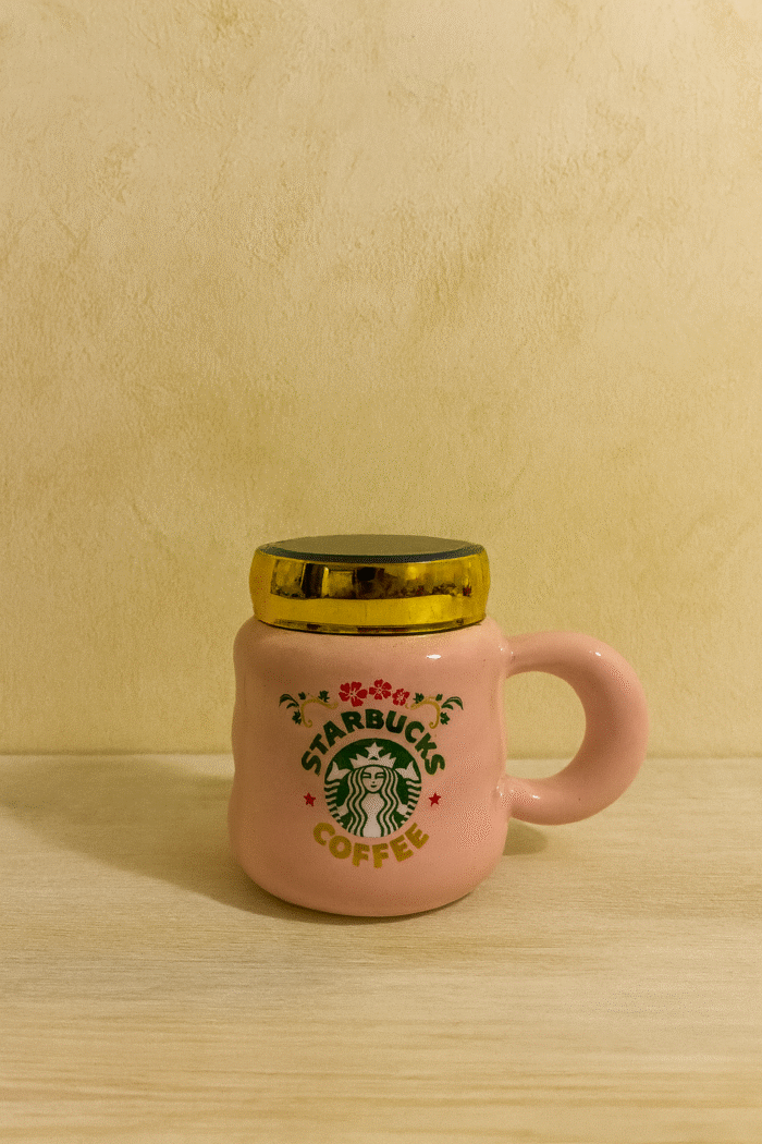 ماگ در آیینه‌ای استارباکس - Image 5