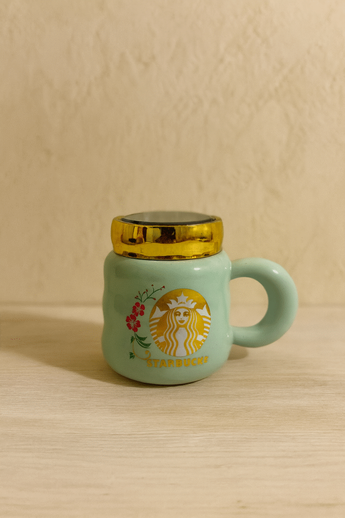 ماگ در آیینه‌ای استارباکس - Image 2