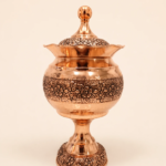 قندان مسی پایه‌دار درب‌دار طرح قلم‌زنی